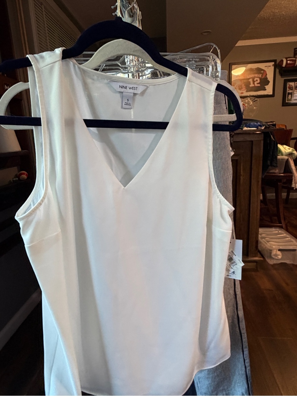 Nine West White V-Neck Sleeveless Camisole